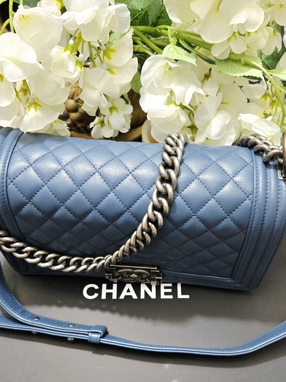 Chanel Boy Bag in Quilted Lambskin With Ruthenium Hardware Navy Blue Medium - Picture 4 of 9